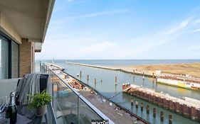 Lighthouse View - Pier Facing Apartment With Garage